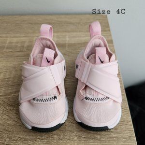 Nike Flex Advance FlyEase Sneaker